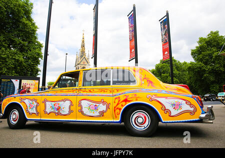 Die Bootleg Beatles an einem Fototermin mit den späten Lennons psychedelischen Rolls-Royce Phantom Auto teilnehmen. Der Fototermin markiert den 50. Jahrestag von das Beatles' iconic Album Sgt Pepper Lonely Hearts Club Band am 1. Juni 1967. Die Tribute-Band kennzeichnen auch die Gelegenheit durch die Durchführung neben dem Liverpool Philharmonic Orchestra bei ausverkauften Show in der Londoner Royal Albert Hall.  Mitwirkende: Wo sehen: London, Vereinigtes Königreich bei: Kredit-1. Juni 2017: Dinendra Haria/WENN.com Stockfoto