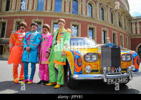 Die Bootleg Beatles an einem Fototermin mit den späten Lennons psychedelischen Rolls-Royce Phantom Auto teilnehmen. Der Fototermin markiert den 50. Jahrestag von das Beatles' iconic Album Sgt Pepper Lonely Hearts Club Band am 1. Juni 1967. Die Tribute-Band kennzeichnen auch die Gelegenheit durch die Durchführung neben dem Liverpool Philharmonic Orchestra bei ausverkauften Show in der Londoner Royal Albert Hall.  Mitwirkende: Die Bootleg Beatles wo: London, Vereinigtes Königreich bei: Kredit-1. Juni 2017: Dinendra Haria/WENN.com Stockfoto