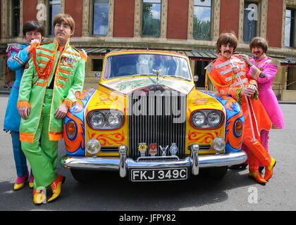 Die Bootleg Beatles an einem Fototermin mit den späten Lennons psychedelischen Rolls-Royce Phantom Auto teilnehmen. Der Fototermin markiert den 50. Jahrestag von das Beatles' iconic Album Sgt Pepper Lonely Hearts Club Band am 1. Juni 1967. Die Tribute-Band kennzeichnen auch die Gelegenheit durch die Durchführung neben dem Liverpool Philharmonic Orchestra bei ausverkauften Show in der Londoner Royal Albert Hall.  Mitwirkende: Die Bootleg Beatles wo: London, Vereinigtes Königreich bei: Kredit-1. Juni 2017: Dinendra Haria/WENN.com Stockfoto