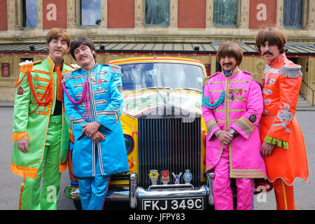 Die Bootleg Beatles an einem Fototermin mit den späten Lennons psychedelischen Rolls-Royce Phantom Auto teilnehmen. Der Fototermin markiert den 50. Jahrestag von das Beatles' iconic Album Sgt Pepper Lonely Hearts Club Band am 1. Juni 1967. Die Tribute-Band kennzeichnen auch die Gelegenheit durch die Durchführung neben dem Liverpool Philharmonic Orchestra bei ausverkauften Show in der Londoner Royal Albert Hall.  Mitwirkende: Die Bootleg Beatles wo: London, Vereinigtes Königreich bei: Kredit-1. Juni 2017: Dinendra Haria/WENN.com Stockfoto