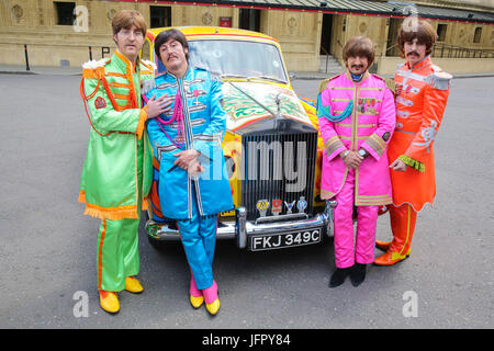 Die Bootleg Beatles an einem Fototermin mit den späten Lennons psychedelischen Rolls-Royce Phantom Auto teilnehmen. Der Fototermin markiert den 50. Jahrestag von das Beatles' iconic Album Sgt Pepper Lonely Hearts Club Band am 1. Juni 1967. Die Tribute-Band kennzeichnen auch die Gelegenheit durch die Durchführung neben dem Liverpool Philharmonic Orchestra bei ausverkauften Show in der Londoner Royal Albert Hall.  Mitwirkende: Die Bootleg Beatles wo: London, Vereinigtes Königreich bei: Kredit-1. Juni 2017: Dinendra Haria/WENN.com Stockfoto