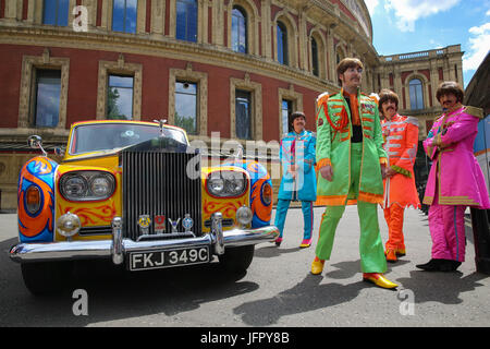 Die Bootleg Beatles an einem Fototermin mit den späten Lennons psychedelischen Rolls-Royce Phantom Auto teilnehmen. Der Fototermin markiert den 50. Jahrestag von das Beatles' iconic Album Sgt Pepper Lonely Hearts Club Band am 1. Juni 1967. Die Tribute-Band kennzeichnen auch die Gelegenheit durch die Durchführung neben dem Liverpool Philharmonic Orchestra bei ausverkauften Show in der Londoner Royal Albert Hall.  Mitwirkende: Die Bootleg Beatles wo: London, Vereinigtes Königreich bei: Kredit-1. Juni 2017: Dinendra Haria/WENN.com Stockfoto