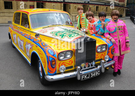 Die Bootleg Beatles an einem Fototermin mit den späten Lennons psychedelischen Rolls-Royce Phantom Auto teilnehmen. Der Fototermin markiert den 50. Jahrestag von das Beatles' iconic Album Sgt Pepper Lonely Hearts Club Band am 1. Juni 1967. Die Tribute-Band kennzeichnen auch die Gelegenheit durch die Durchführung neben dem Liverpool Philharmonic Orchestra bei ausverkauften Show in der Londoner Royal Albert Hall.  Mitwirkende: Die Bootleg Beatles wo: London, Vereinigtes Königreich bei: Kredit-1. Juni 2017: Dinendra Haria/WENN.com Stockfoto