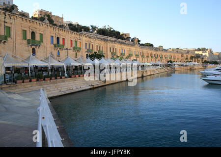 Die 19. Jahrhundert Lager auf Pinto Wharf auf Valletta Waterfront, regeneriert, bereit für die Europäische Stadt der Kultur-Status im Jahr 2018 in Malta Stockfoto