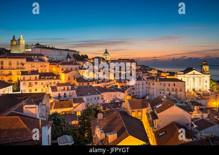 Alfama Altstadt in Lissabon in der Nacht, Portugal Stockfoto