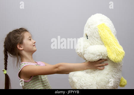 Kleine Mädchen spielen mit Stofftiere Stockfoto