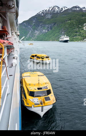 Kreuzfahrtschiff AIDAsol am Tender in den Geirangerfjord, Norwegen Stockfoto