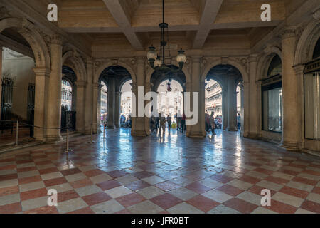 Venedig, Veneto / Italien. 21. Mai 2017: Arkaden genannt die S. Geminian auf dem Markusplatz in Venedig. Stockfoto