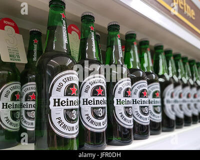 Nowy Sacz, Polen - 25. Juni 2017: Heineken Beer Store Regalen zum Verkauf in einem Hypermarkt Tesco. Heineken ist berühmte niederländische Brauerei Gesellschaft. Stockfoto