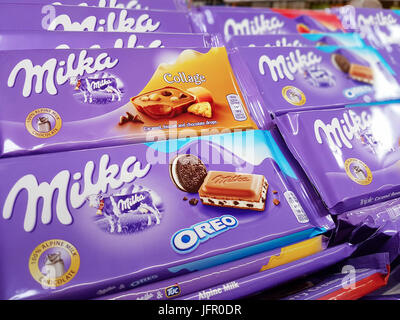 Nowy Sacz, Polen - 25. Juni 2017: Milka Schokolade im Store Regalen zum Verkauf in einem Hypermarkt Tesco. Milka ist eine Schweizer Marke der Schokolade Konfektionsartikel. Stockfoto