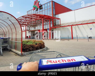 Nowy Sacz, Polen - 25. Juni 2017: Außenansicht der Auchan Hypermarkt. Auchan ist eine französische internationaler Handelskonzern und multinationale corporatio Stockfoto