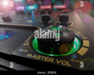 Nahaufnahme der DJ-mixing-Konsole in eine Disco Night-Club. Stockfoto