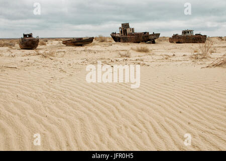 Alte Schiffe in der Wüste Schiff Friedhof die Folge der Aralsee-Katastrophe, Muynak, Usbekistan Stockfoto