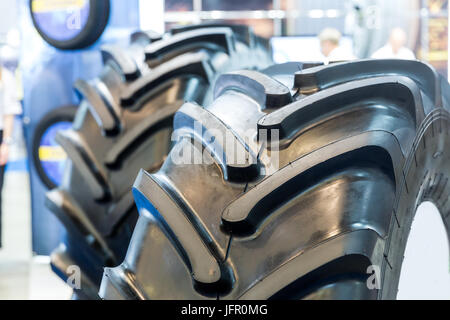Traktorreifen, landwirtschaftliche Maschinen neue Gummireifen. Große Landwirtschaft Räder mit Offroad-Schutz Stockfoto