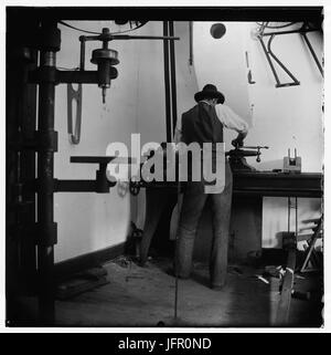 Wilbur Wright arbeitet in der Gebrüder Wright Dayton, OH-Fahrrad-Shop, ca. 1897 Stockfoto