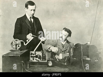 Frühe Foto von Guglielmo Marconi und seine erste Assistentin, g.s. Kent, einem frühen Marconi-Funkstation ca. 1899 in Betrieb. Stockfoto