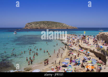 IBIZA, Spanien - 26 Juni: Viele Touristen am Strand von Cala Conta am 26. Juni 2017, in San Antonio, Ibiza Insel, Spanien. Ibiza ist eine berühmte Sommer touristischen d Stockfoto