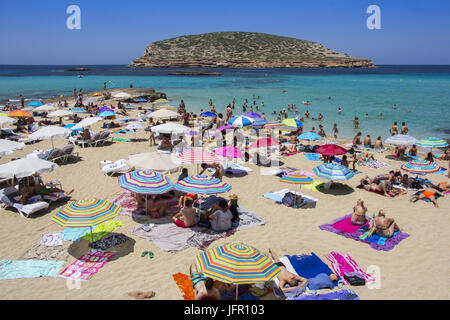 IBIZA, Spanien - 26 Juni: Viele Touristen am Strand von Cala Conta am 26. Juni 2017, in San Antonio, Ibiza Insel, Spanien. Ibiza ist eine berühmte Sommer touristischen d Stockfoto