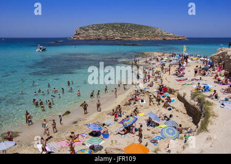 IBIZA, Spanien - 26 Juni: Viele Touristen am Strand von Cala Conta am 26. Juni 2017, in San Antonio, Ibiza Insel, Spanien. Ibiza ist eine berühmte Sommer touristischen d Stockfoto