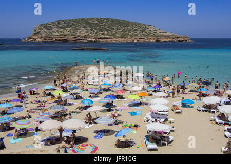 IBIZA, Spanien - 26 Juni: Viele Touristen am Strand von Cala Conta am 26. Juni 2017, in San Antonio, Ibiza Insel, Spanien. Ibiza ist eine berühmte Sommer touristischen d Stockfoto