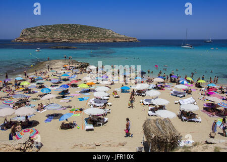 IBIZA, Spanien - 26 Juni: Viele Touristen am Strand von Cala Conta am 26. Juni 2017, in San Antonio, Ibiza Insel, Spanien. Ibiza ist eine berühmte Sommer touristischen d Stockfoto