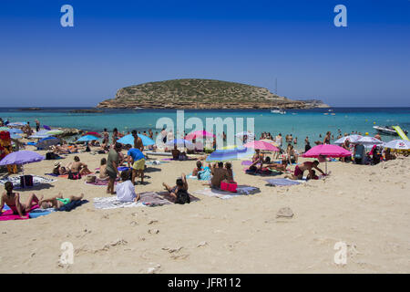 IBIZA, Spanien - 26 Juni: Viele Touristen am Strand von Cala Conta am 26. Juni 2017, in San Antonio, Ibiza Insel, Spanien. Ibiza ist eine berühmte Sommer touristischen d Stockfoto