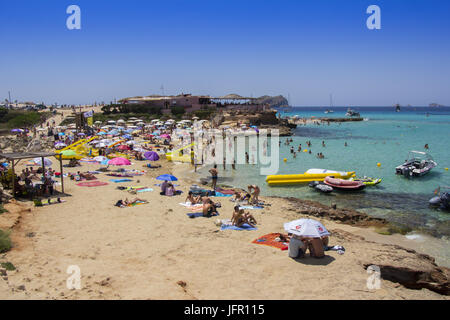 IBIZA, Spanien - 26 Juni: Viele Touristen am Strand von Cala Conta am 26. Juni 2017, in San Antonio, Ibiza Insel, Spanien. Ibiza ist eine berühmte Sommer touristischen d Stockfoto