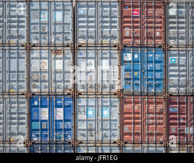 Shipping Container übereinander gestapelt Stockfoto