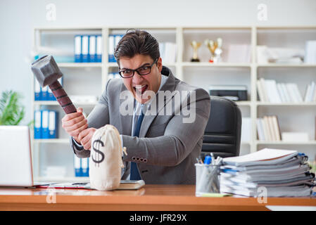 Wütend, aggressiv Geschäftsmann im Büro Stockfoto