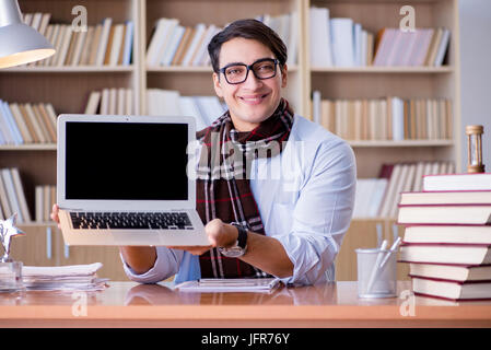 Der junge Schriftsteller arbeiten in der Bibliothek Stockfoto