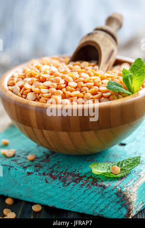 Gelbe Erbsen in eine hölzerne Schüssel. Stockfoto