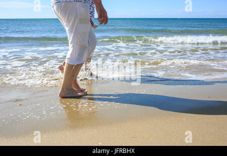Alte Menschen bei einem Spaziergang am Strand Stockfoto
