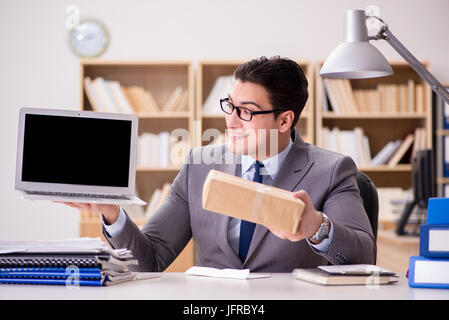 Der Geschäftsmann empfangen Paket im Büro Stockfoto