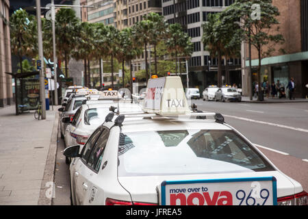 Taxis in Sydney warten auf Fahrpreise in der Phillip Street im Stadtzentrum von Sydney, NSW, Australien Stockfoto