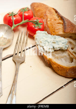 Frisches blau Streichkäse ove Baguette Stockfoto