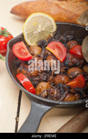 Baby Tintenfisch gebraten auf Iron skillet Stockfoto