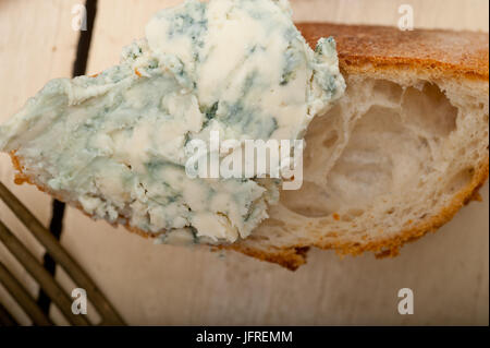 Frisches blau Streichkäse ove Baguette Stockfoto