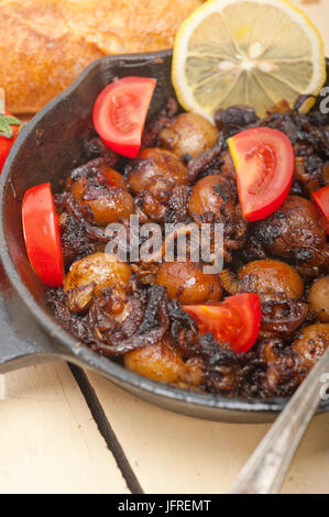 Baby Tintenfisch gebraten auf Iron skillet Stockfoto