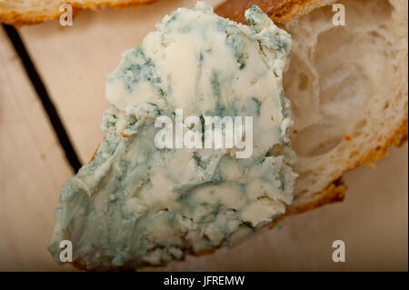 Frisches blau Streichkäse ove Baguette Stockfoto