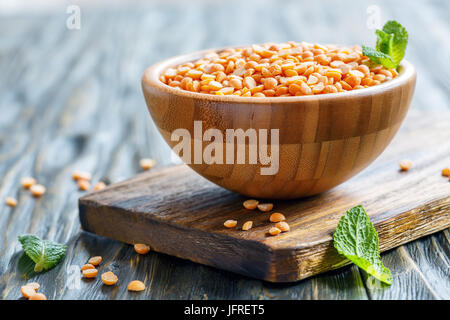 Gelbe Erbsen in eine hölzerne Schüssel. Stockfoto