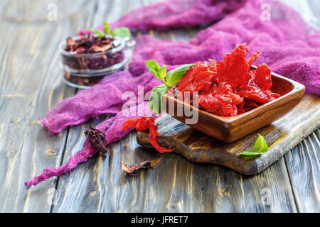 Kandierte hibiscus in eine hölzerne Schüssel. Stockfoto