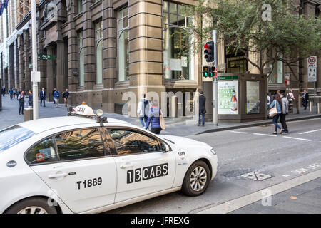 Sydney-Taxi Reisen entlang der Pitt Street im Stadtzentrum von Sydney, Australien Stockfoto