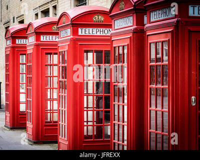 Telefonzellen London - Traditionelle Rote britische Telefonzellen, von Sir Giles Gilbert Scott entworfen, im Londoner West End Stockfoto