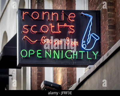 Ronnie Scotts Jazz Club - Neon-Schild außerhalb der berühmten Ronnie Scotts Jazz Club im Londoner Stadtteil Soho. Stockfoto