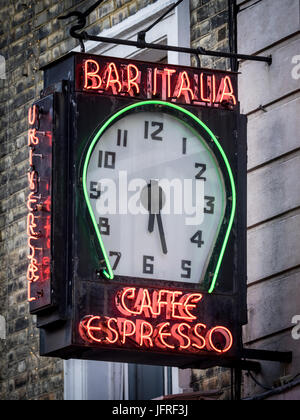 Bar Italia London - Neon Zeichen außerhalb der berühmten Bar Italia-Kaffee-Bar im Londoner Stadtteil Soho. Stockfoto