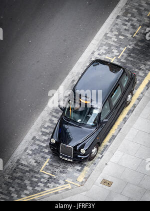 London Taxi Waiting - ein Luftschuss eines einsamen Londoner Taxis von oben, das auf Kunden in der Nähe der Tate modern Art Gallery in der Londoner South Bank wartet Stockfoto