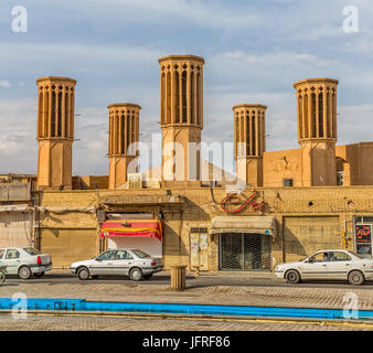 YAZD, IRAN - 5. Mai 2015: Windcatcher Towers ist eine traditionelle persische architektonisches Element erstellen natürlichen Belüftung in Gebäuden, Blick von der Stockfoto