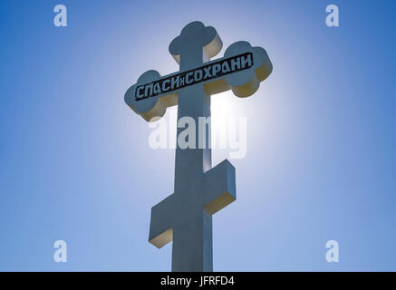 Krasnodar, Russland - 29. April 2017: Orthodoxe Kreuz gegen den blauen Himmel und die Sonne. Kreuz im Gegenlicht der Sonne. Symbol des christlichen Glaubens. Stockfoto