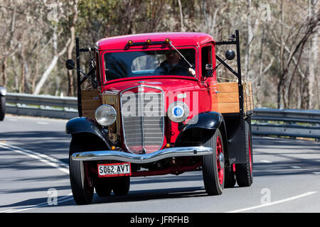 Vintage International flachen Bett LKW-fahren auf der Landstraße in der Nähe der Stadt Birdwood, South Australia. Stockfoto