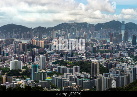 Kowloon im Vordergrund, Hong Kong Island Hintergrund Stockfoto